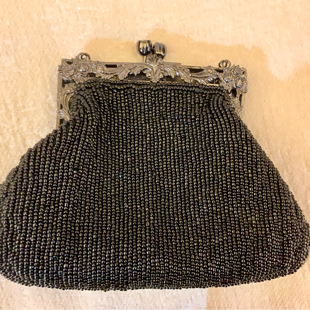 LN BEAUTIFUL BLACK HAND BEADED EVENING BAG. 21” CHAIN DROP. RHINESTONE CLOSURE - Picture 2 of 8